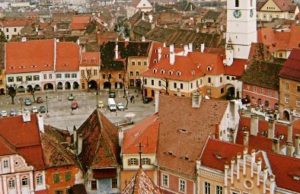 Cea mai mare excursie pentru pensionarii străini: Peste 3.300 de austrieci vin în România. Le plac sarmalele, prăjiturile și stau la cozi pentru cărți poștale