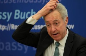 Românii au luat cu asalt ambasada SUA. Ce mesaje i-au lăsat lui Klemm după ce s-a pozat cu steagul secuiesc: Niște TRĂDĂTORI! Dacă știți să vă înjunghiați partenerii pe la spate, în propria lor casă, nu sunteți cu nimic mai presus de ciuma roșie