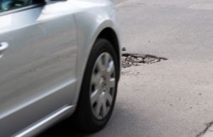 Iată că se poate și în România: drum național asfaltat în trei zile. Motivul din spatele acestui „exces de zel”