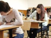 Elevii care obțin nota maximă la Bacalaureat sau evaluarea națională primesc bani de la Guvern