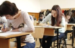 Elevii care obțin nota maximă la Bacalaureat sau evaluarea națională primesc bani de la Guvern