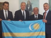 O nouă palmă a diplomaților SUA pe pământ românesc: după ambasadorul de la Chișinău, acum Hans Klemm s-a pozat cu steagul SECUIESC, simbol al separatiștilor maghiari
