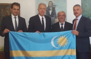 O nouă palmă a diplomaților SUA pe pământ românesc: după ambasadorul de la Chișinău, acum Hans Klemm s-a pozat cu steagul SECUIESC, simbol al separatiștilor maghiari