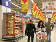 Românii, cei mai săraci cetățeni din UE. Salariul mediu net din România este de cinci ori mai mic decât în Germania: Un român își poate cumpăra 28 de coșuri cu alimente din salariul lunar, un polonez 50