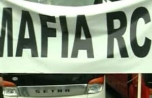 Protestul transportatorilor s-a încheiat. Tarifele RCA, plafonate la 7.500 de lei, după întâlnirea de la ASF