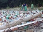 Voluntarii care au curățat Lacul Bicaz, alungați pentru că NU au vrut să strângă bălegarul din fața casei unui localnic