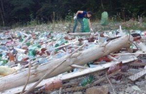 Voluntarii care au curățat Lacul Bicaz, alungați pentru că NU au vrut să strângă bălegarul din fața casei unui localnic