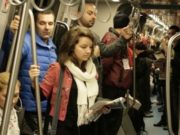 Un grup de tineri din Maramureș a început să cânte melodii ortodoxe în metroul Bucureștean. REACȚIA călătorilor când paznicii i-au amenințat pe tineri că-i dau jos din tren dacă nu tac