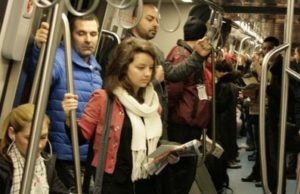 Un grup de tineri din Maramureș a început să cânte melodii ortodoxe în metroul Bucureștean. REACȚIA călătorilor când paznicii i-au amenințat pe tineri că-i dau jos din tren dacă nu tac