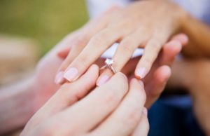 Proiect: Familia cu 3 copii şi tinerii până în 35 de ani care se căsătoresc primesc primă de 15.000 de lei de la stat