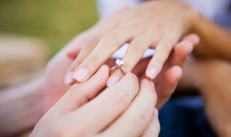 Proiect: Familia cu 3 copii şi tinerii până în 35 de ani care se căsătoresc primesc primă de 15.000 de lei de la stat