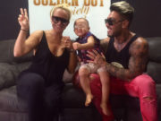 Alex Velea l-a luat pe Dominic la studio, dar fiul lui nu voia să stea în braţele sale! Reacţia lui e adorabilă şi spune tot, mai ales cu cine voia să facă poză