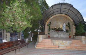 Bebeluș abandonat de mamă în curtea unei biserici din Vaslui. Ce explicație are mama