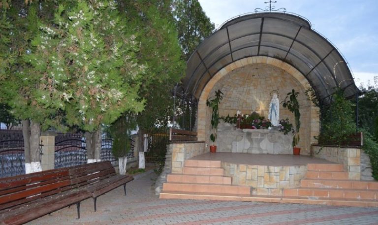 Bebeluș abandonat de mamă în curtea unei biserici din Vaslui. Ce explicație are mama