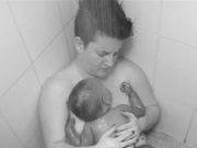 S-a fotografiat dezbracata sub dus, alaturi de fetita sa. De ce a devenit virala aceasta imagine