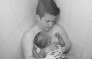 S-a fotografiat dezbracata sub dus, alaturi de fetita sa. De ce a devenit virala aceasta imagine