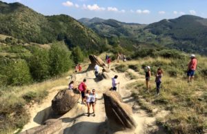 Elena Udrea, fotografii inedite la „pietrele vii” din Buzău. S-a pozat chiar şi cu o capră