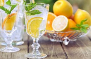 Cum se bea, de fapt, apa cu lămâie