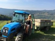 Udrea face din nou senzaţie pe internet: Poze de la ‘munca de jos’, în tractor