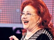 Stela Popescu, amintiri triste din prima sa zi de scoala. S-a imbracat cu o pelerina facuta din foaie de cort