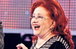 Stela Popescu, amintiri triste din prima sa zi de scoala. S-a imbracat cu o pelerina facuta din foaie de cort