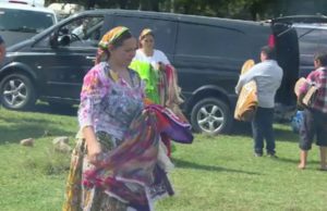 Țiganii dezamăgiți la ”cheful” de Sfânta Măria Mică. Au lipsit lăutarii, iar expoziția de mașini de lux din parcarea de la Costești a fost ”anulată”: „Nu mai merge nici Spania, nici ciordeala nu mai merge”.