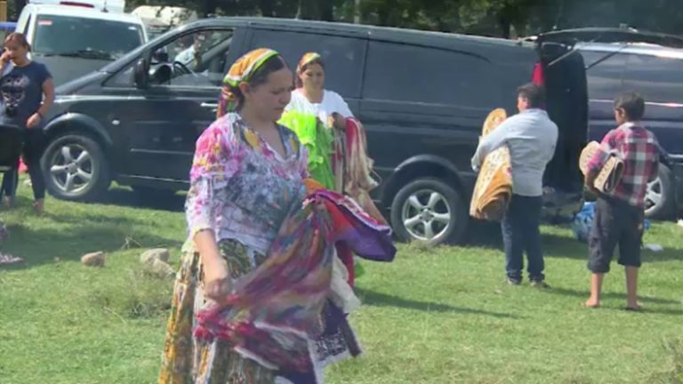 Țiganii dezamăgiți la ”cheful” de Sfânta Măria Mică. Au lipsit lăutarii, iar expoziția de mașini de lux din parcarea de la Costești a fost ”anulată”: „Nu mai merge nici Spania, nici ciordeala nu mai merge”.