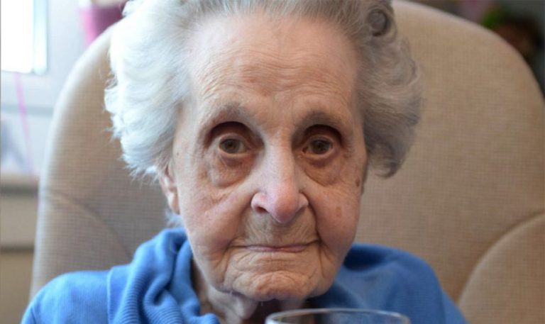 Are 102 ani și fumează un pachet de țigări pe zi. Care este secretul longevității
