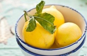 Taie o LĂMÂIE mărunt şi pune-o la congelator! Efectul ei îţi poate salva viaţa!