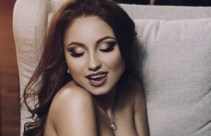 Imagini interzise minorilor! Bruneta asta e cea mai BUNA moldoveanca de peste Prut! A pozat GOALA si si-a aratat si cele mai… intime zone!