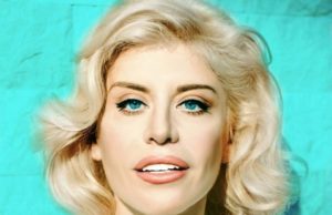 Loredana Groza a venit în chiloți la TV! Artista și-a arătat tot