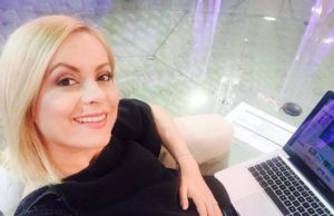 O fosta prezentatoare tv, nasa pentru fetita Simonei Gherghe! Cele doua sunt prietene vechi, desi au lucrat in televiziuni concurente! Ionela Nastase a disparut din ianuarie de pe ecran