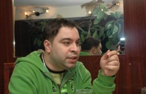 Am aflat ce face manelistul de cand s-a retras din muzica! Florin Salam s-a inchis in casa si se uita non-stop la seriale! Noaptea iese pe furis la sprituri cu prietenii!