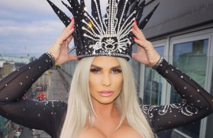 Are 5 copii, dar a acceptat sa pozeze GOALA pe plaja! Cum arata blonda care nu mai e la prima tinerete