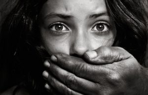 O tanara din Dambovita a cunoscut un baiat pe Facebook si a iesit cu el la intalnire. Cand a urcat in masina ceva cumplit i s-a intamplat