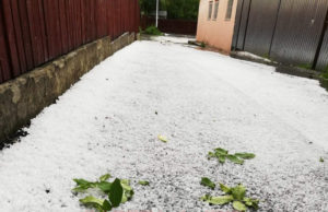 Natura s-a dezlănţuit deasupra României. În judeţul Sălaj, meteorologii au emis cod roşu de grindină cu câteva minute înainte ca din cer să înceapă să cadă bucăţi de gheaţă.