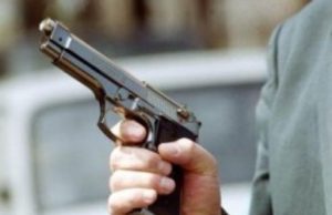 Senatul a adoptat, miercuri, o propunere legislativă care prevede că demnitarii, magistrații, militarii și polițiștii pot achiziționa autorizație de port-armă, fără absolvirea unui curs de instruire teoretică și practică în acest sens.