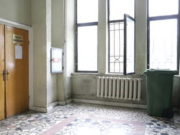 Scaune rupte, pereţi murdari şi prize care stau să cadă, într-un campus al Universităţii din Craiova