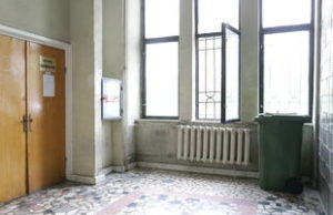 Scaune rupte, pereţi murdari şi prize care stau să cadă, într-un campus al Universităţii din Craiova