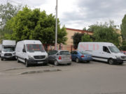 Locatarii parchează la magazin, firmele în faţa blocului