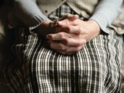 Un caz șocant s-a petrecut în Capitală! O bătrână a fost pur și simplu torturată în cel mai macabru mor de către fiica ei, pentru a o face să recunoască faptul că spionează.