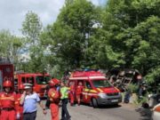 Un autocar cu 30 de copii și 20 de adulți s-a răsturant într-o curbă, în Brașov