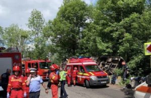 Un autocar cu 30 de copii și 20 de adulți s-a răsturant într-o curbă, în Brașov