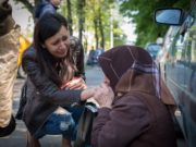 Bunicuța care a frânt inimile a mii de romani. Nu accepta bani de pomana, implora oamenii sa cumpere mărar pentru a mai putea trai încă o zi!