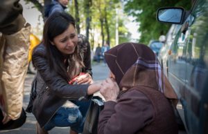 Bunicuța care a frânt inimile a mii de romani. Nu accepta bani de pomana, implora oamenii sa cumpere mărar pentru a mai putea trai încă o zi!