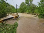 Sute de pompieri îl caută pe băiețelul luat de ape, în Prahova. Frații lui au fost găsiți fără suflare