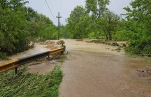 Sute de pompieri îl caută pe băiețelul luat de ape, în Prahova. Frații lui au fost găsiți fără suflare