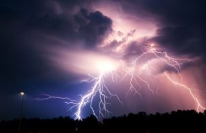 ALERTĂ METEO Cod portocaliu de furtună, grindină şi descărcări electrice în Capitală