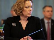 Carmen Dan a fost criticată de Traian Berbeceanu care i-a reproşat că poliţistul ucis nu avea pistoalele de ultimă generaţie promise