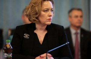 Carmen Dan a fost criticată de Traian Berbeceanu care i-a reproşat că poliţistul ucis nu avea pistoalele de ultimă generaţie promise